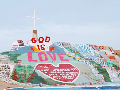 サルベーションマウンテンの遠景