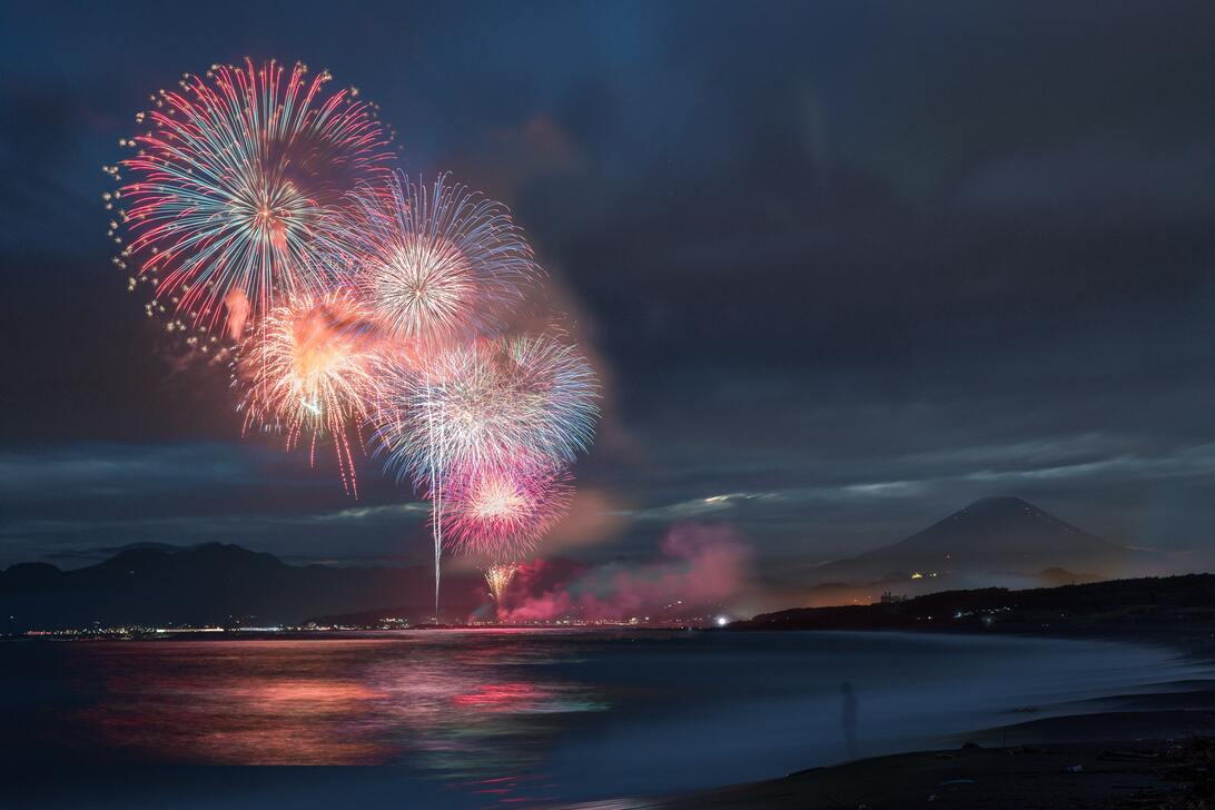 夏の夜に咲く花火